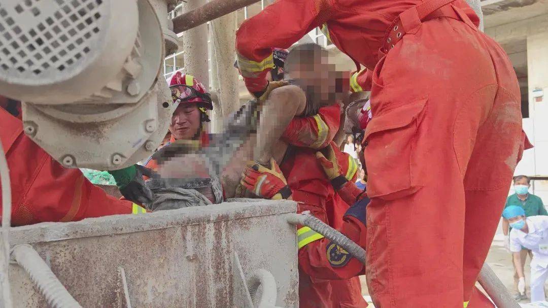 桂林:工人檢修攪拌機(jī)時(shí)不慎發(fā)生意外<strong></p>
<p>攪拌機(jī)
</strong>!下半身被葉片緊緊絞住!:攪拌機(jī)