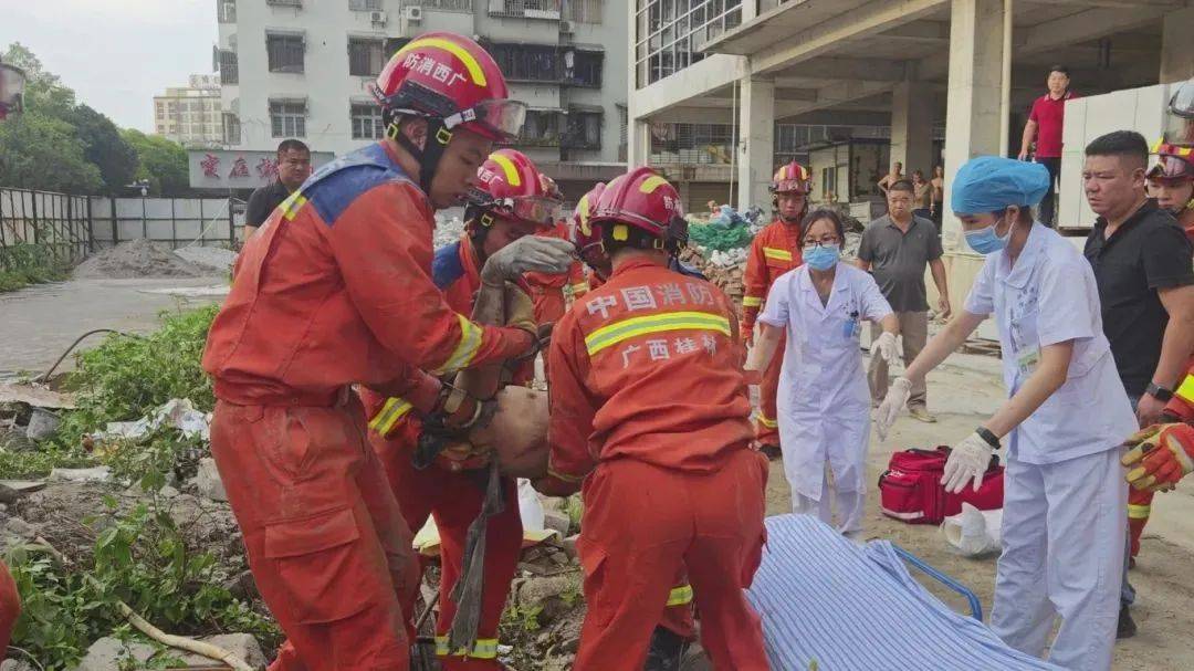 桂林:工人檢修攪拌機(jī)時(shí)不慎發(fā)生意外<strong></p>
<p>攪拌機(jī)
</strong>!下半身被葉片緊緊絞住!:攪拌機(jī)