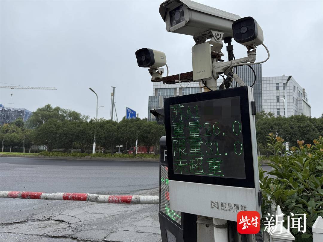 超載混凝土攪拌車如何管理<strong></p>
<p>混凝土攪拌</strong>?省交通運輸廳現(xiàn)場督辦:混凝土攪拌