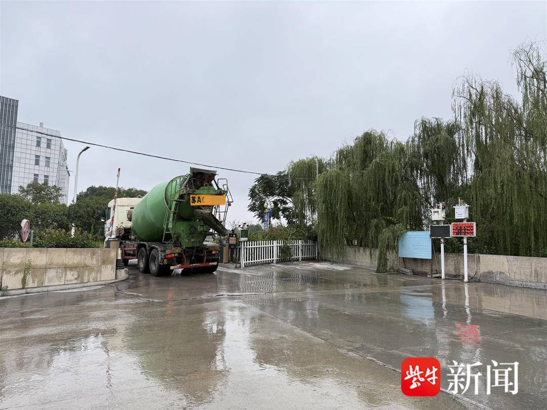 超載混凝土攪拌車如何管理<strong></p>
<p>混凝土攪拌</strong>?省交通運輸廳現(xiàn)場督辦:混凝土攪拌