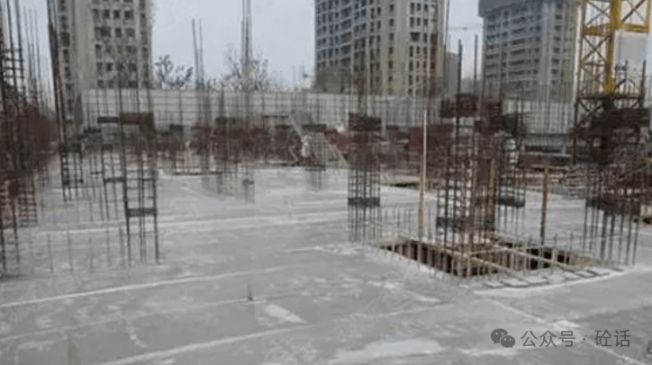 混凝土強度偏低的鍋為什么總是讓攪拌站來背<strong></p>
<p>混凝土攪拌</strong>！！！:混凝土攪拌